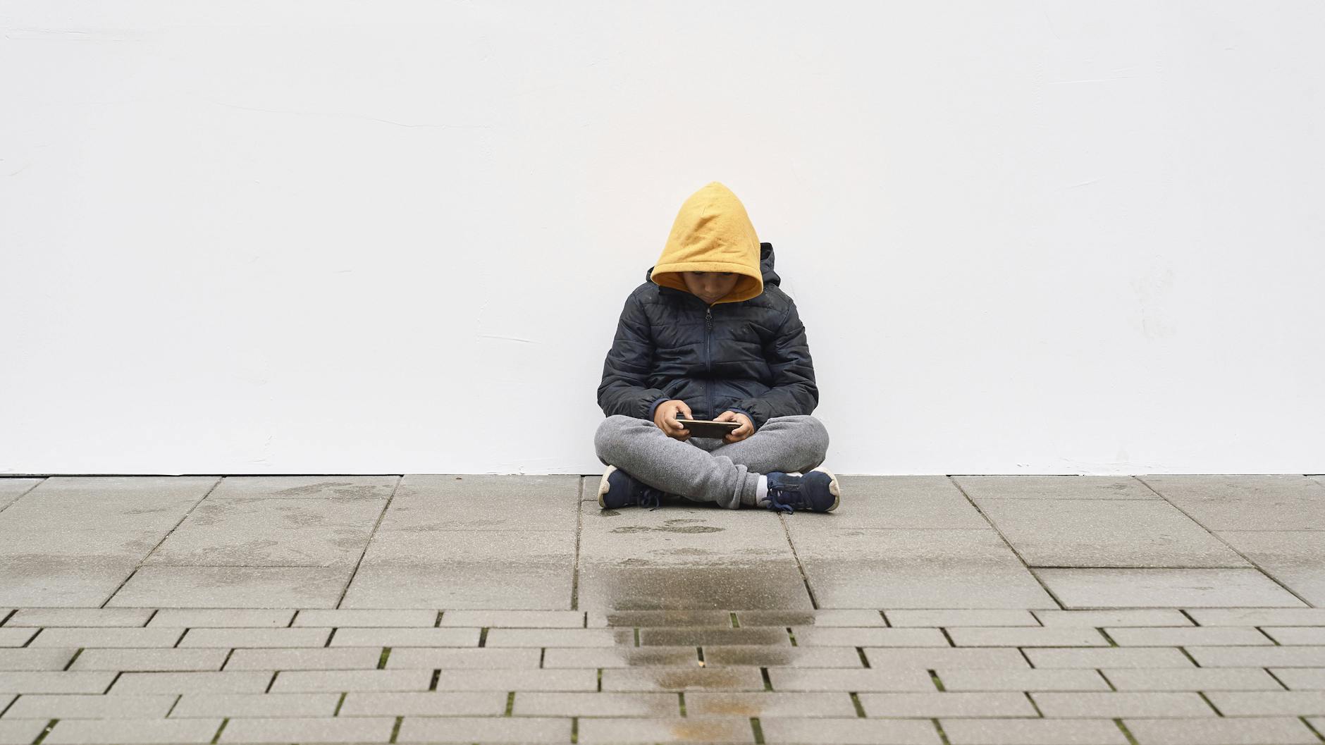 Am Handy spielen statt lesen - so sieht heute der Alltag vieler Jugendlicher aus.