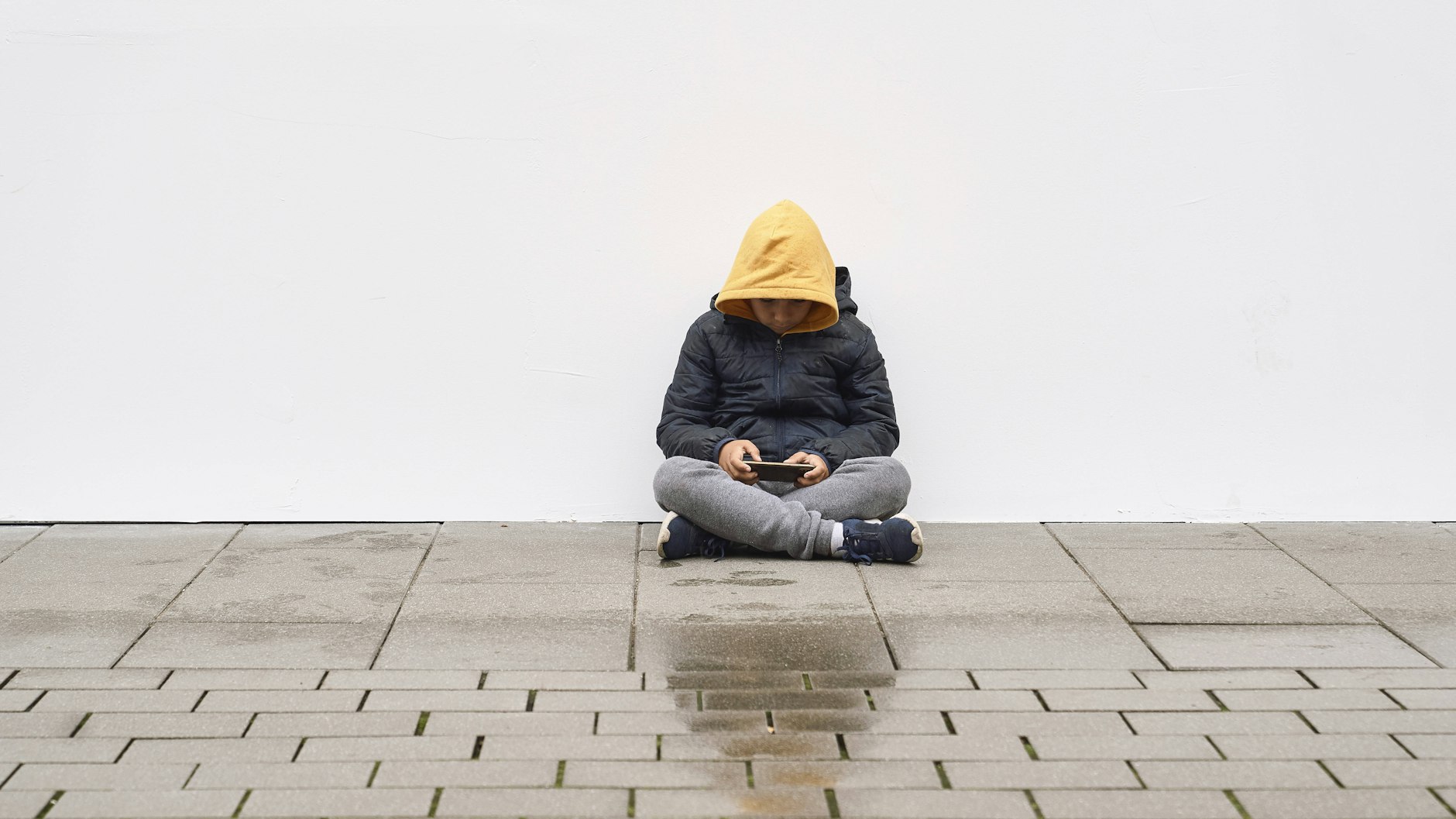 Am Handy spielen statt lesen - so sieht heute der Alltag vieler Jugendlicher aus.