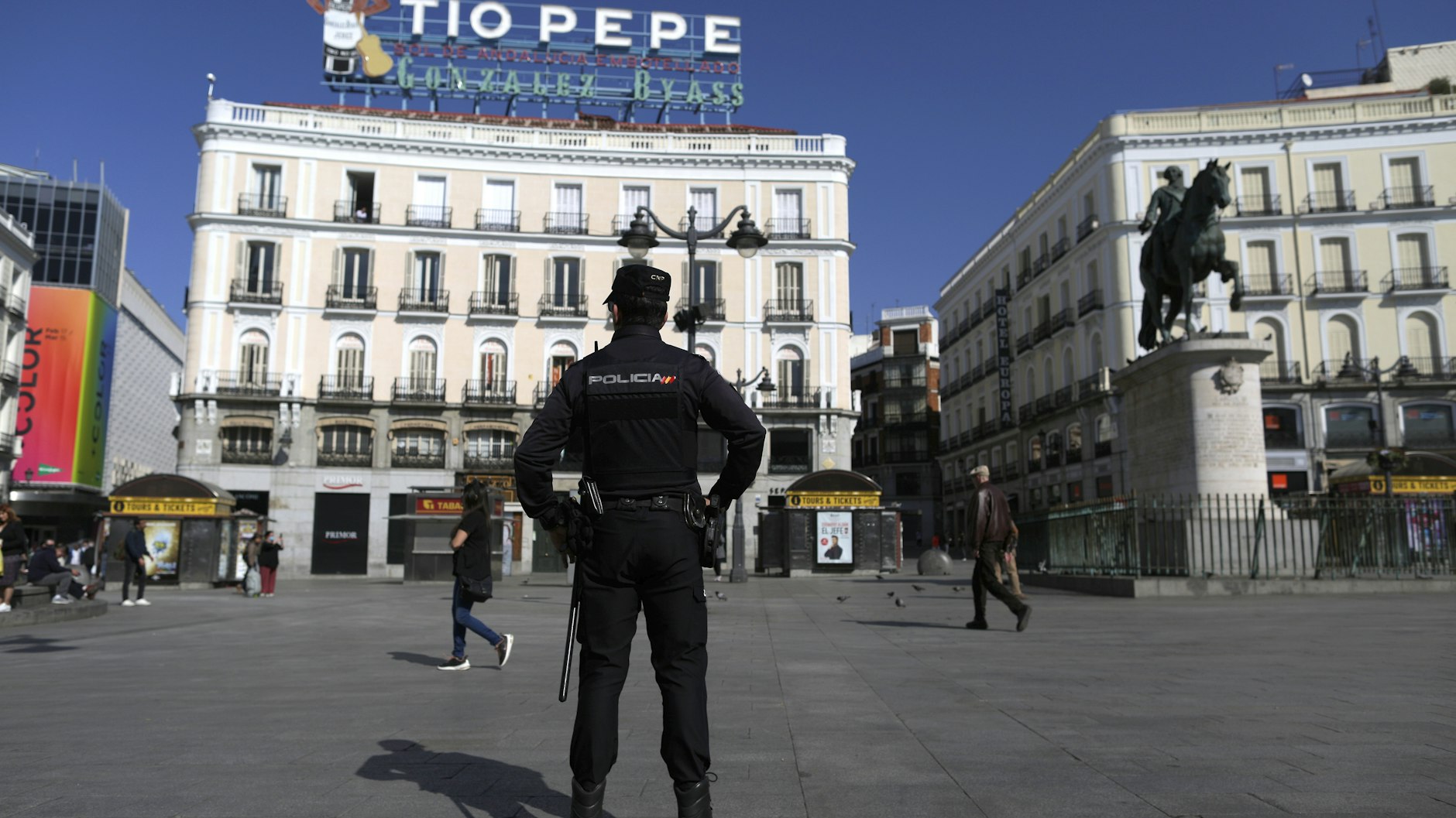 Am zentralen Platz Sol in Madrid stehen Polizisten Wache.