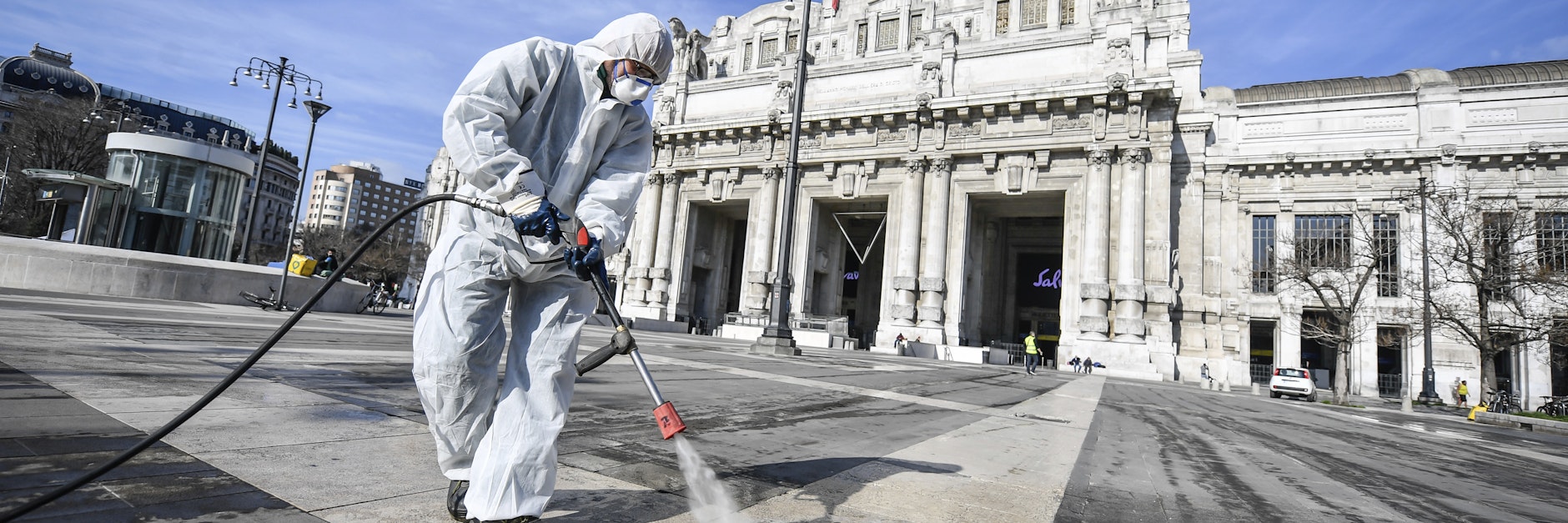 Ein Arbeiter desinfiziert in Mailand den Platz vor dem Bahnhof. In Italien grassiert das Virus unvermindert weiter.