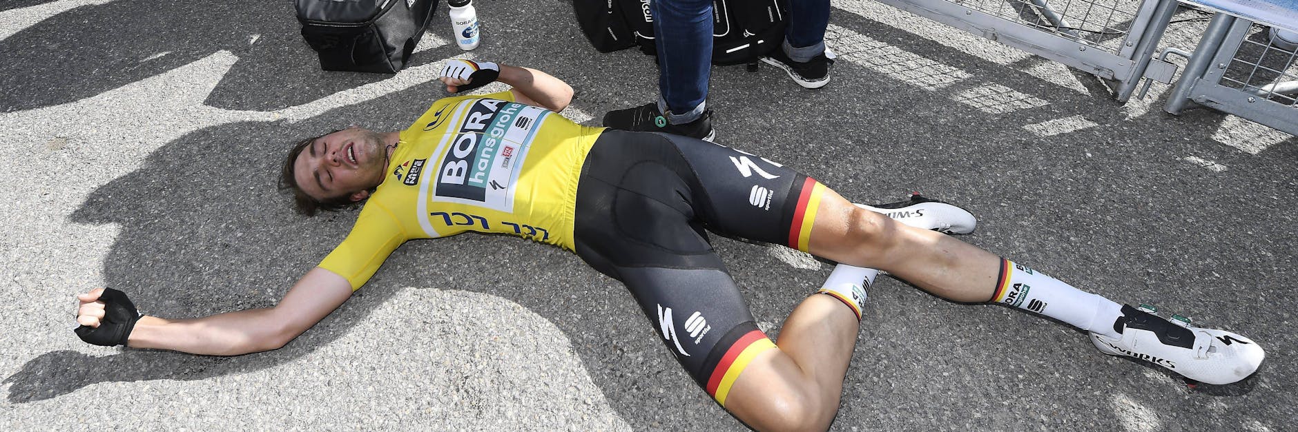 Maximilian Schachmann muss sich im Ziel erst mal ausruhen.