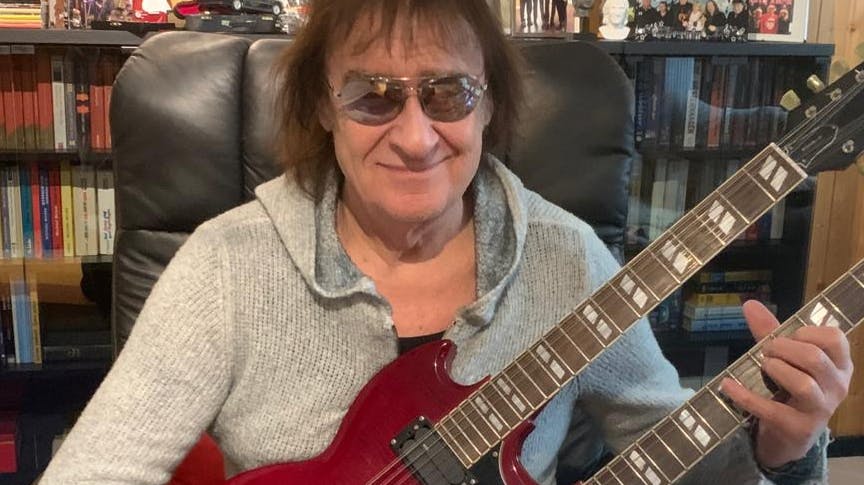 Dieter "Maschine" Birr (75) hat sich seine Doppel-E-Gitarre geschnappt, arbeitet an neuen Songs.