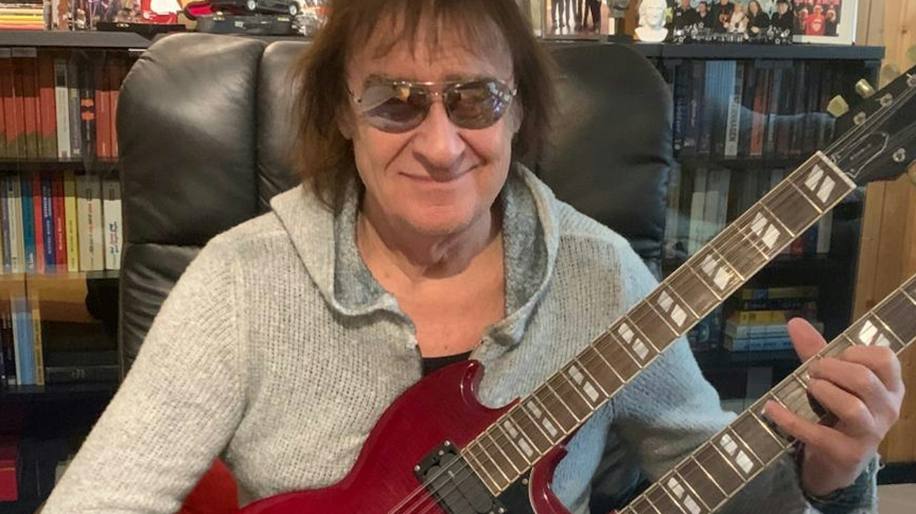 Dieter "Maschine" Birr (75) hat sich seine Doppel-E-Gitarre geschnappt, arbeitet an neuen Songs.