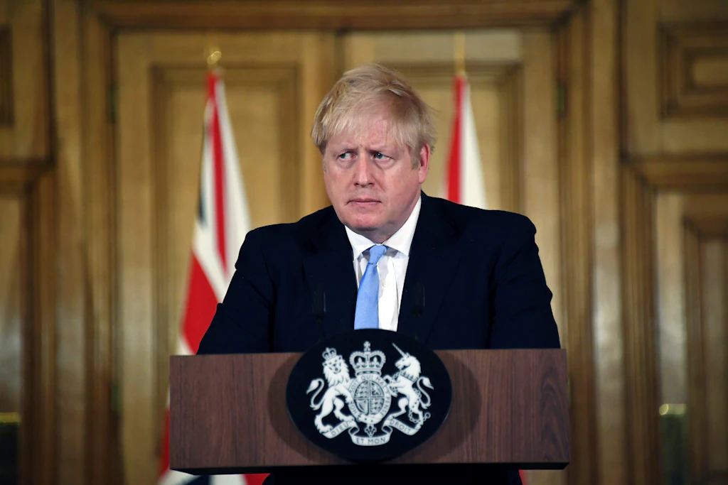 Trotzig vollzieht Boris Johnson eine Kehrtwende im Umgang mit dem Coronavirus