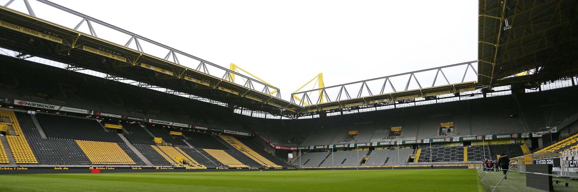 Das menschenleere Dortmunder Westfalenstadion. Ein Bild, an das wir uns erstmal gewöhnen müssen...