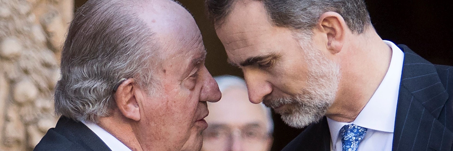 König Felipe (r.) hat offen mit seinem Vater Juan Carlos gebrochen.