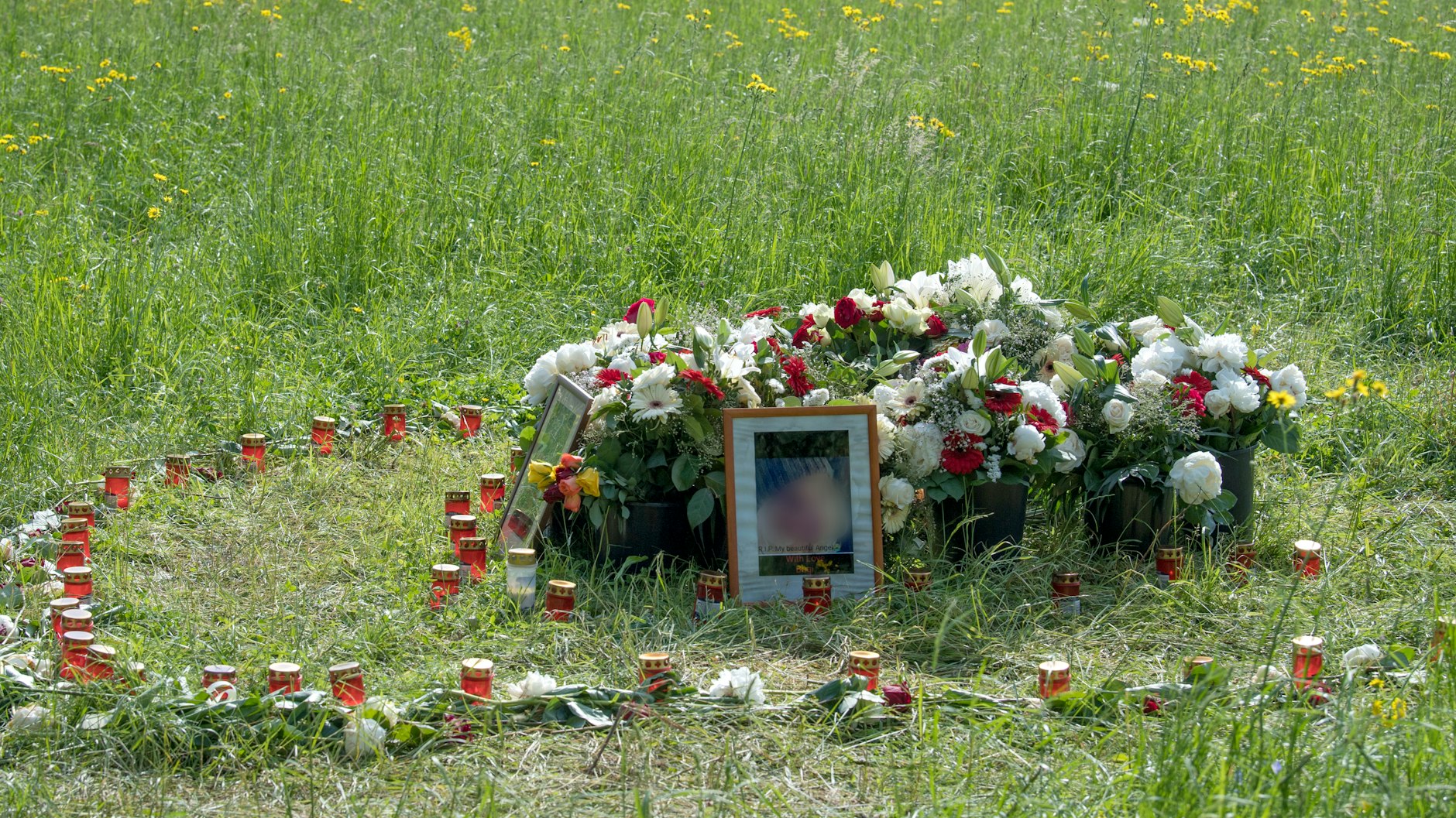 Im Frankfurter Niddapark hatten Menschen Blumen und Kerzen für die Verstorbene abgelegt.