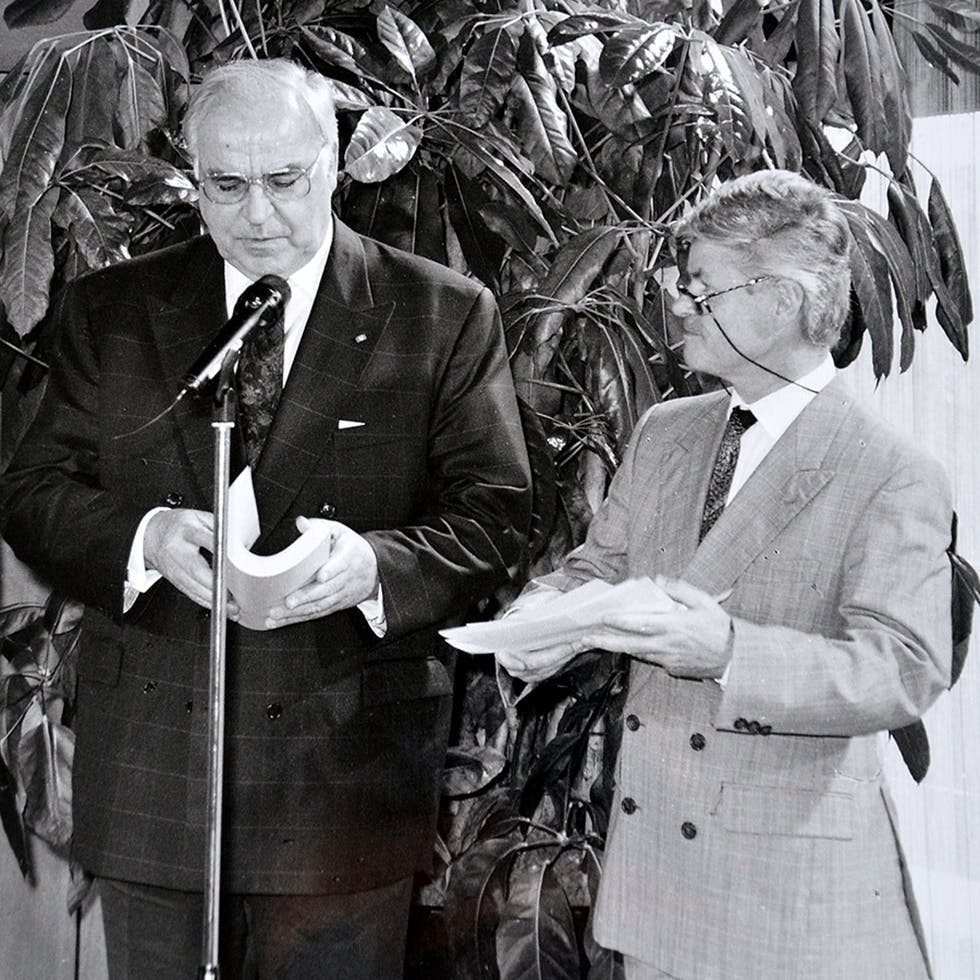 Als Chef des Beirats „Globale Umweltveränderungen“ überreicht Hartmut Graßl 1993 einen Bericht an Kanzler Helmut Kohl.