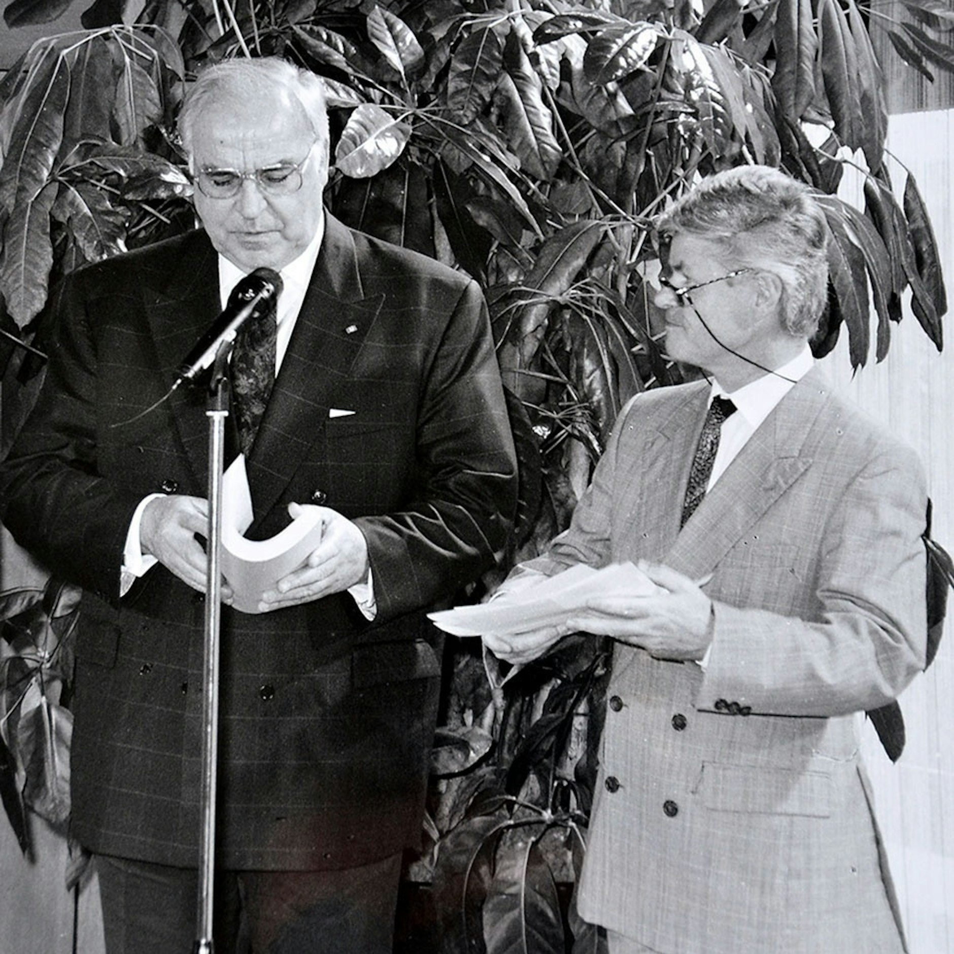 Als Chef des Beirats „Globale Umweltveränderungen“ überreicht Hartmut Graßl  1993 einen Bericht an Kanzler Helmut Kohl.