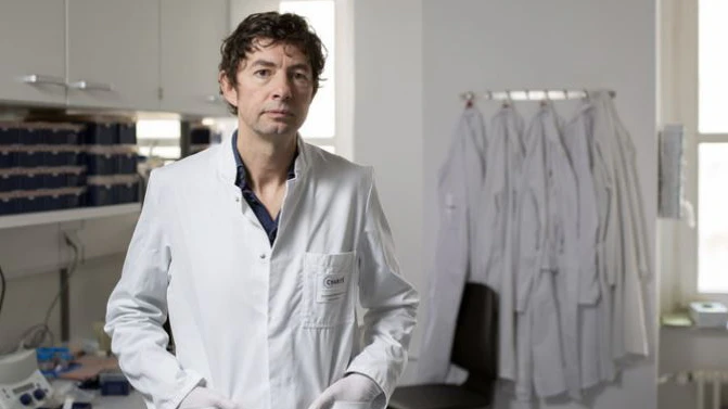 „Wir zimmern das Schiff zusammen, während wir lossegeln“, Christian Drosten in einem der Labore im Institut für Virologie der Charité.
