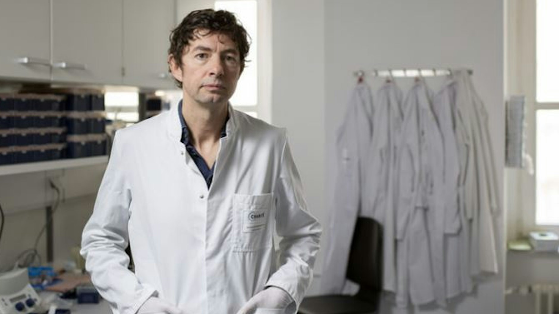 „Wir zimmern das Schiff zusammen, während wir lossegeln“, Christian Drosten in einem der Labore im Institut für Virologie der Charité.