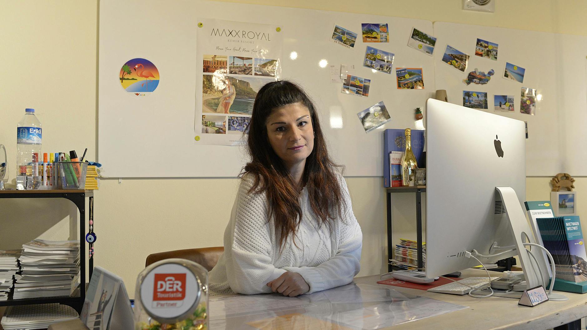 Sehmeran Adler hat vor eineinhalb Jahren ein Reisebüro in Kreuzberg eröffnet. Nun muss sie alle Reisen stornieren. Sie hofft, dass ihr kleines Unternehmen die Krise überlebt.