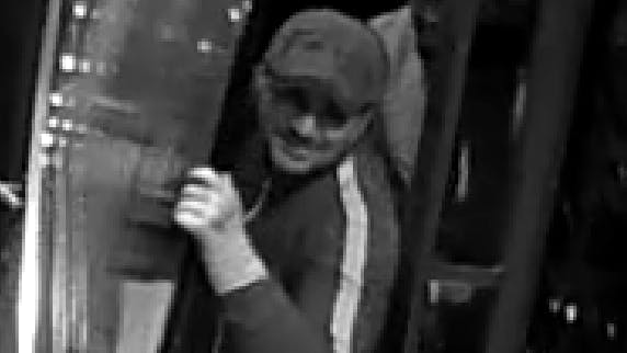 Einer der beiden Tatverdächtigen mit Schiebermütze.