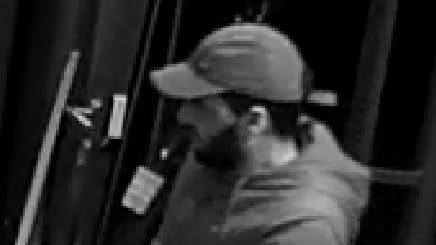 Der zweite Tatverdächtige - mit Basecap.