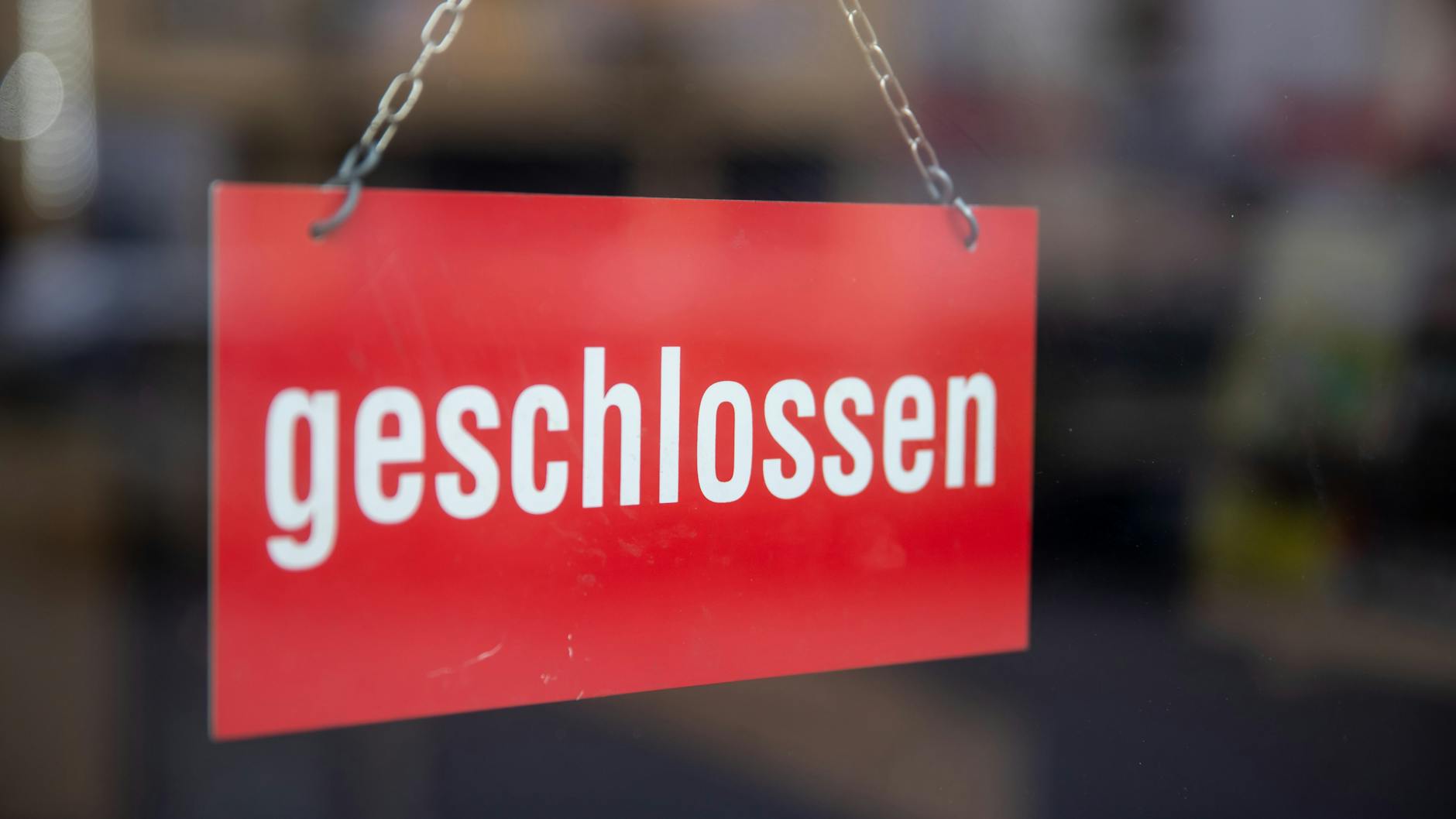 Ein Schild auf dem "Geschlossen" steht, wird ab morgen an vielen Geschäften in Berlin hängen. 