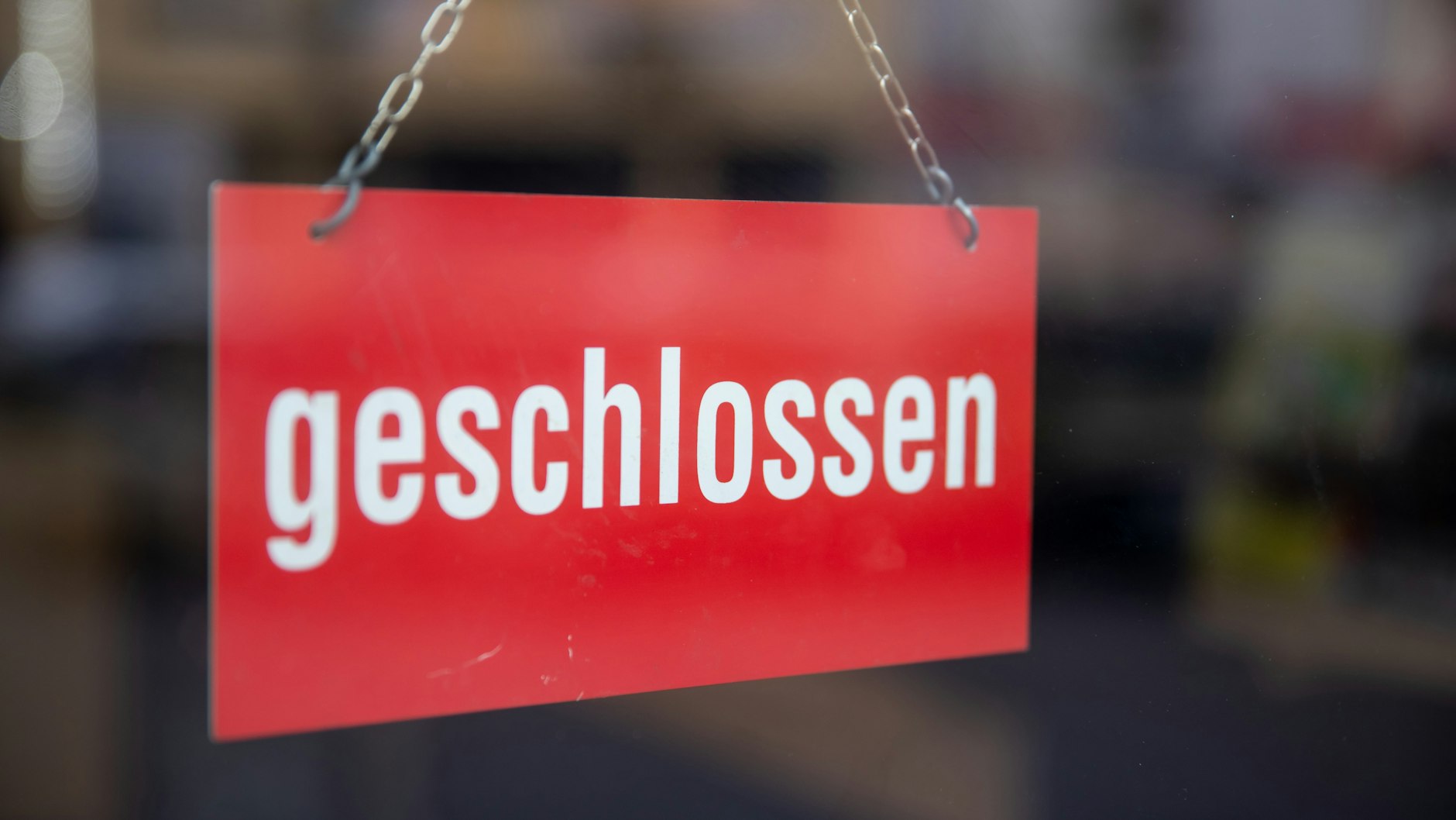 Ein Schild auf dem "Geschlossen" steht, wird ab morgen an vielen Geschäften in Berlin hängen.&nbsp;