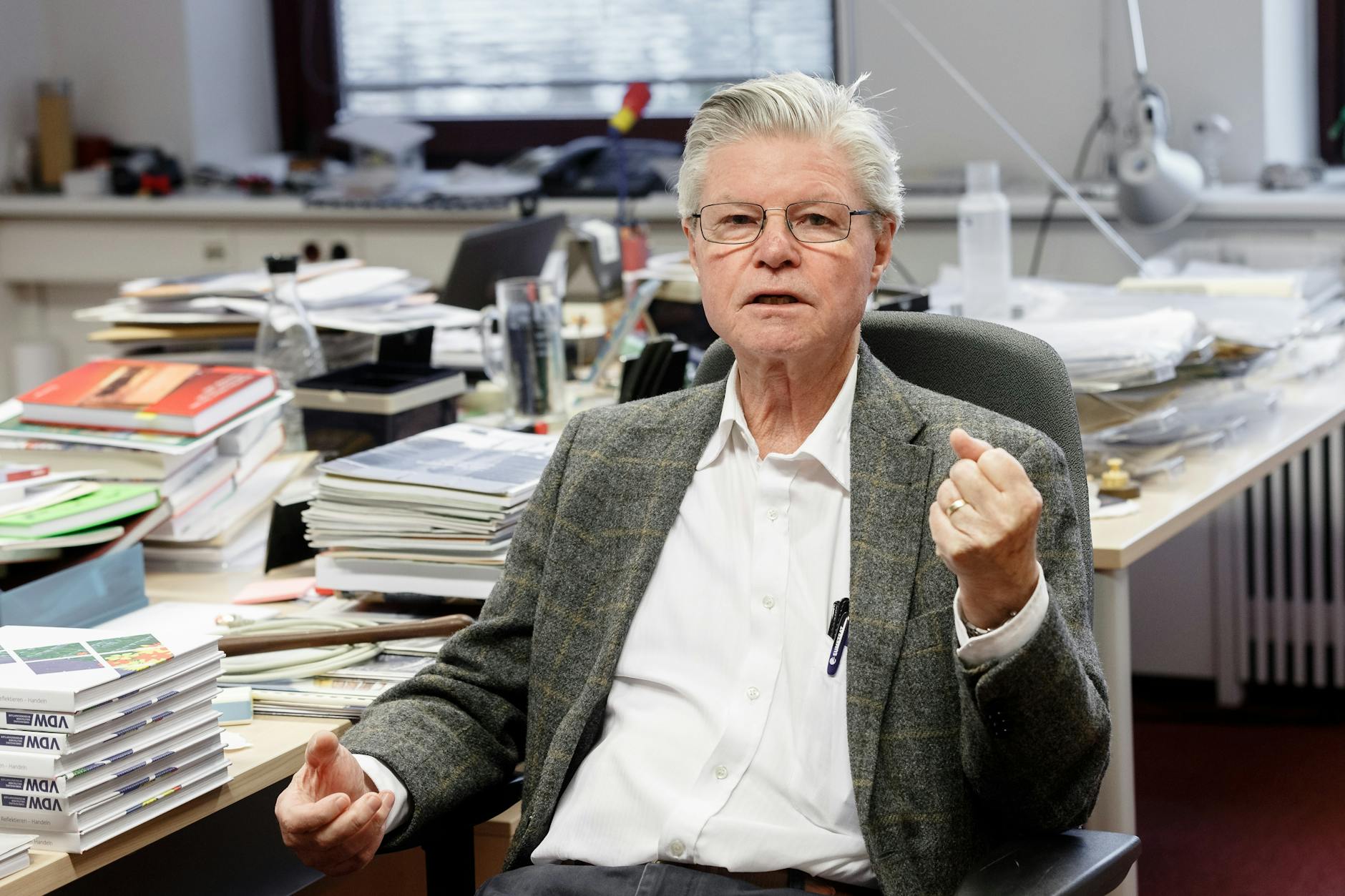 Klimaforscher Prof. Hartmut Graßl in seinem Büro im Max-Planck-Institut für Meteorologie in Hamburg. Hier war er Direktor.
