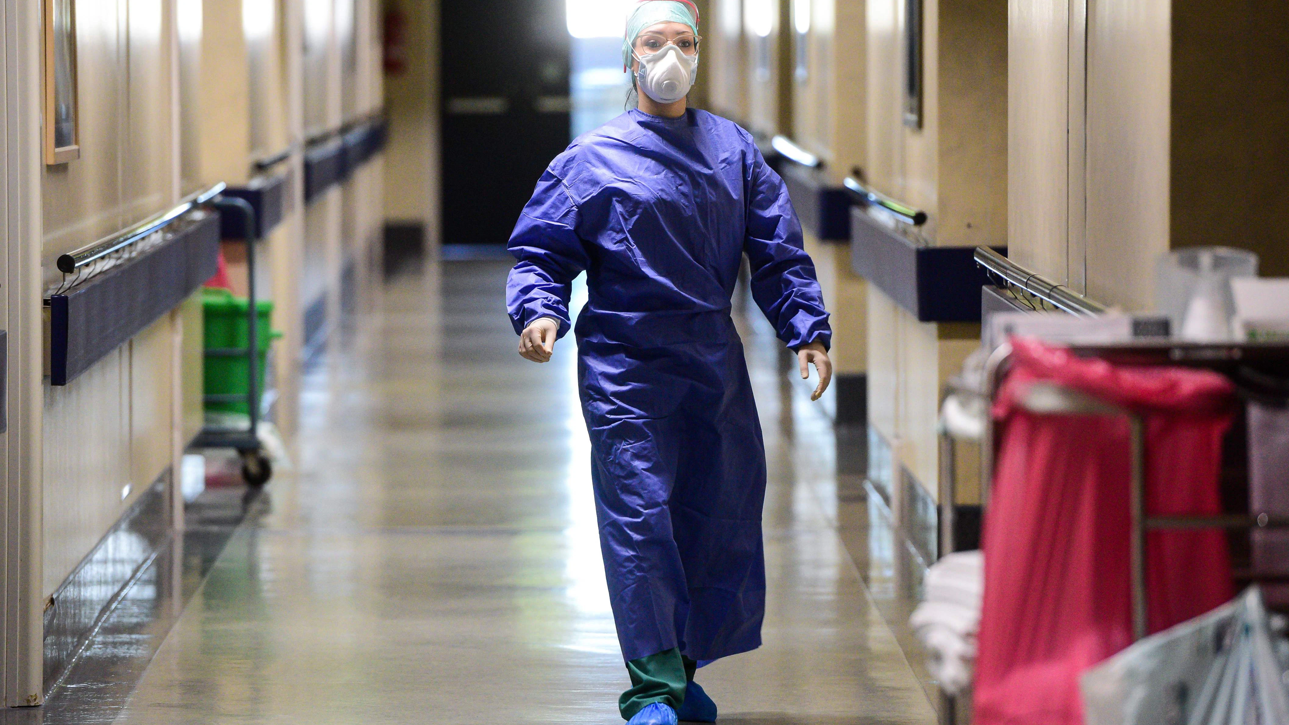 Doppelschichten und Schutzmontur: Pflegerin einer Klinik in Brescia.&nbsp;
