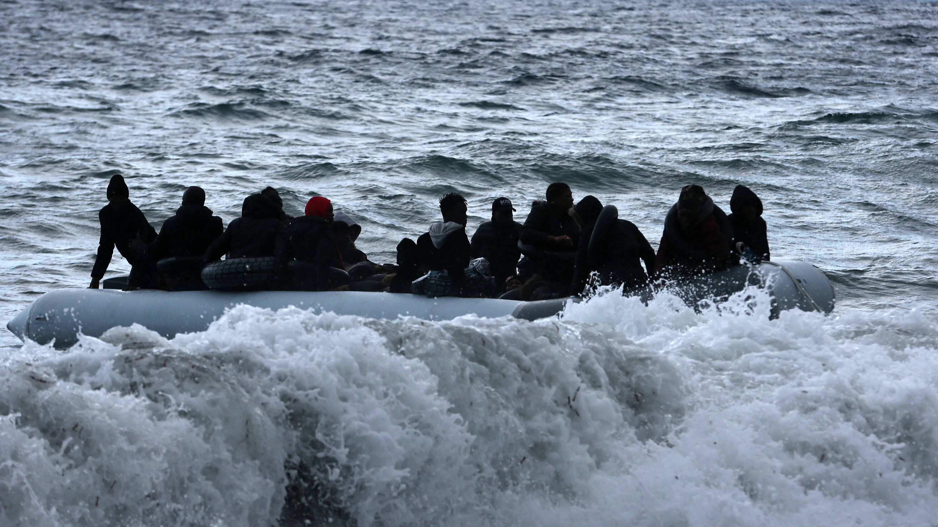 In seinem Buch „Vor uns das Meer“ verarbeitet der Autor Alan Gratz bitterste Realität von Kindern.  Hier im Bild: ein Boot vor Lesbos am 29. Februar 2020.