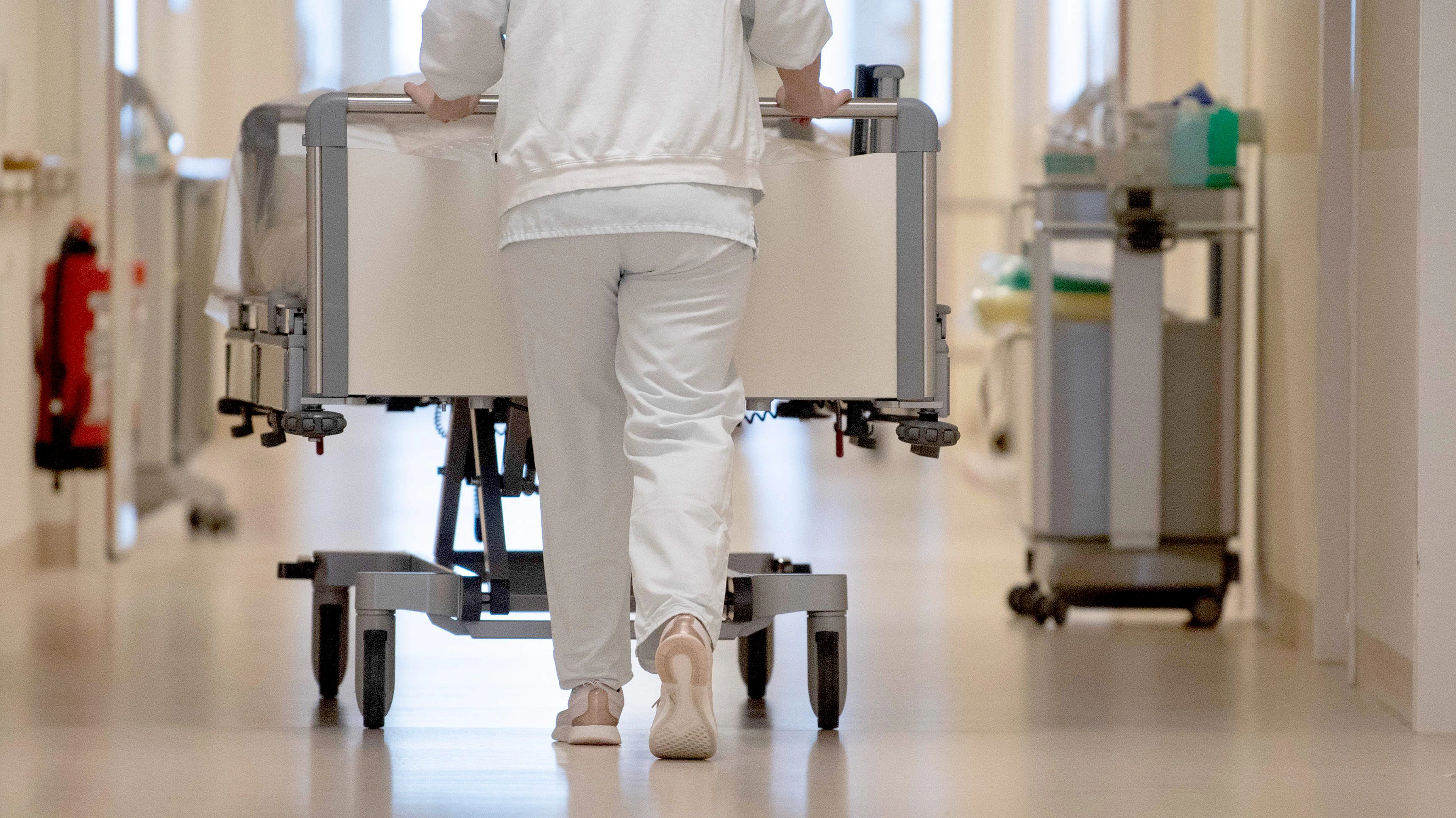 Medizinisches Personal wird im Augenblick gefeiert. Das ist schön, hilft schlecht bezahlten Pflegekräften aber wenig.