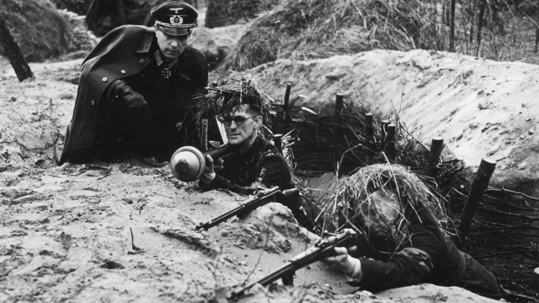 Angehörige des Volkssturms üben sich in der Handhabung von Gewehr und Panzerfaust.