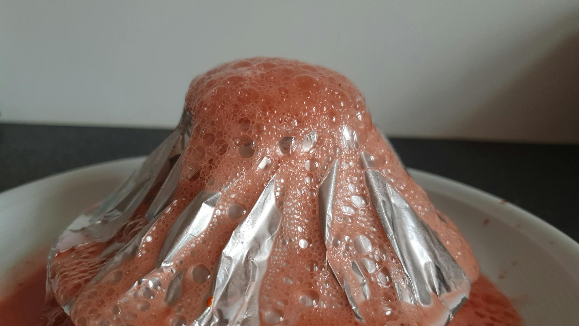 Kinder zum Nachdenken anregen: Mit Experimenten wie diesem werden Kindern zu kleinen Forschern.