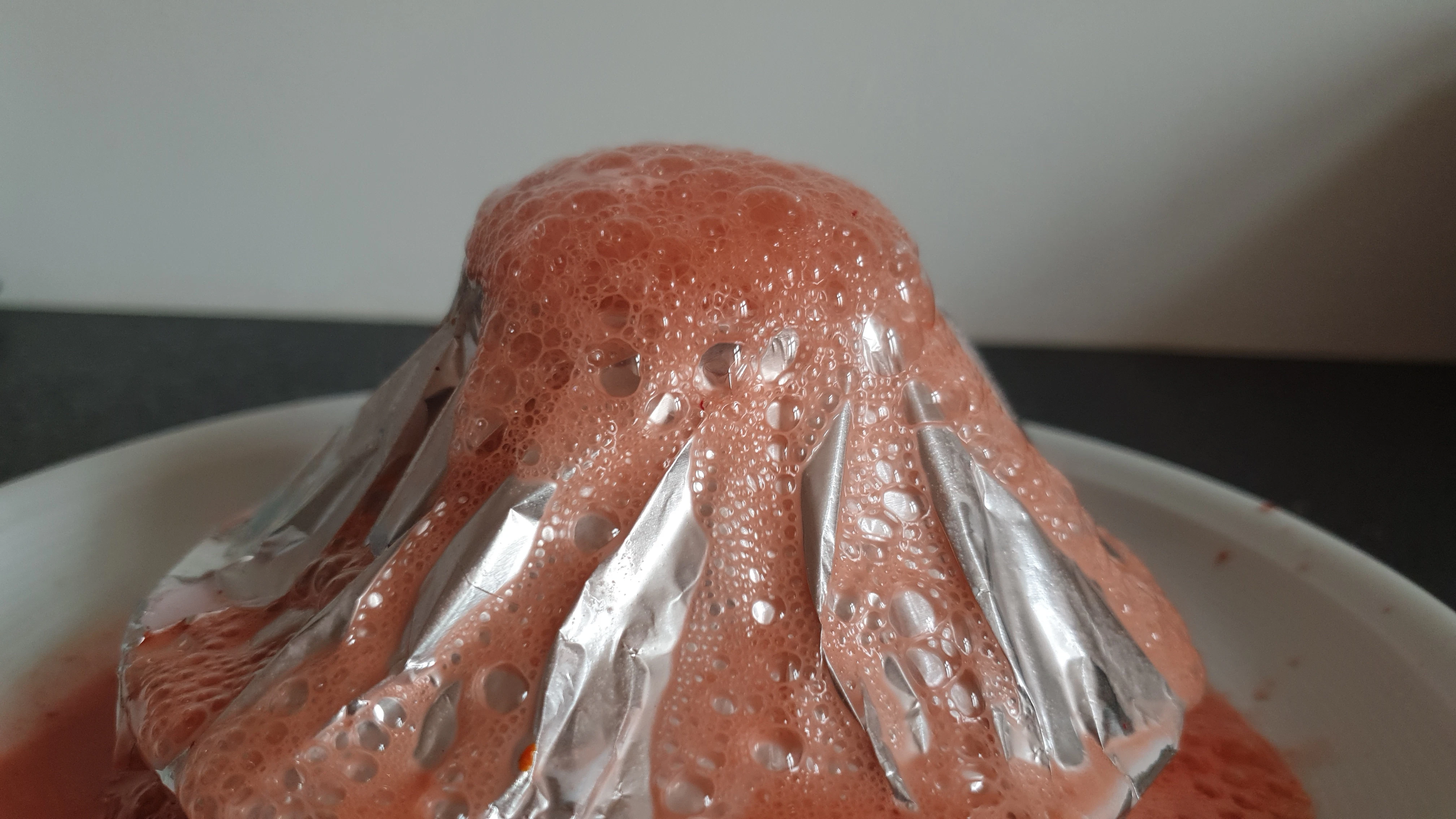Kinder zum Nachdenken anregen: Mit Experimenten wie diesem werden Kindern zu kleinen Forschern.