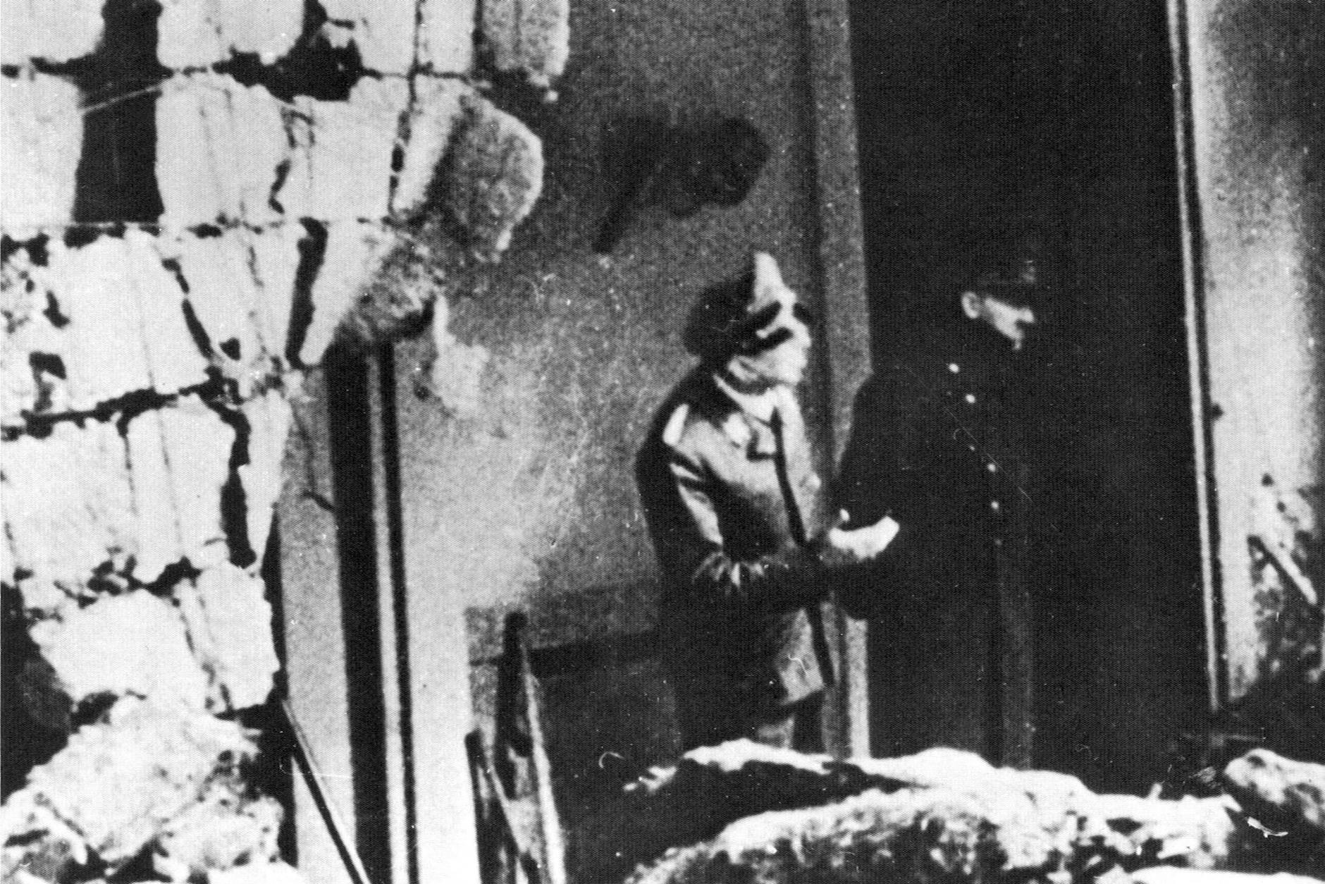 April 1945: Der totale Krieg hat Berlin erreicht. Hitler steht in den Trümmern der Reichskanzlei, sein Chefadjutant Julius Schaub redet auf ihn ein. Es ist eines der letzten Fotos vom „Führer“.