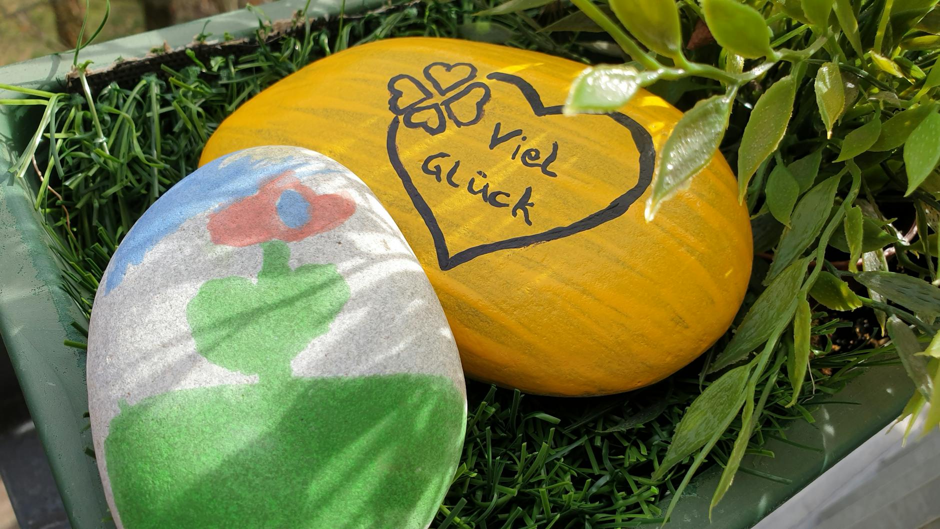 Steine bemalen und später auswildern - damit zaubert man einem Fremden ein Lächelns in Gesicht.