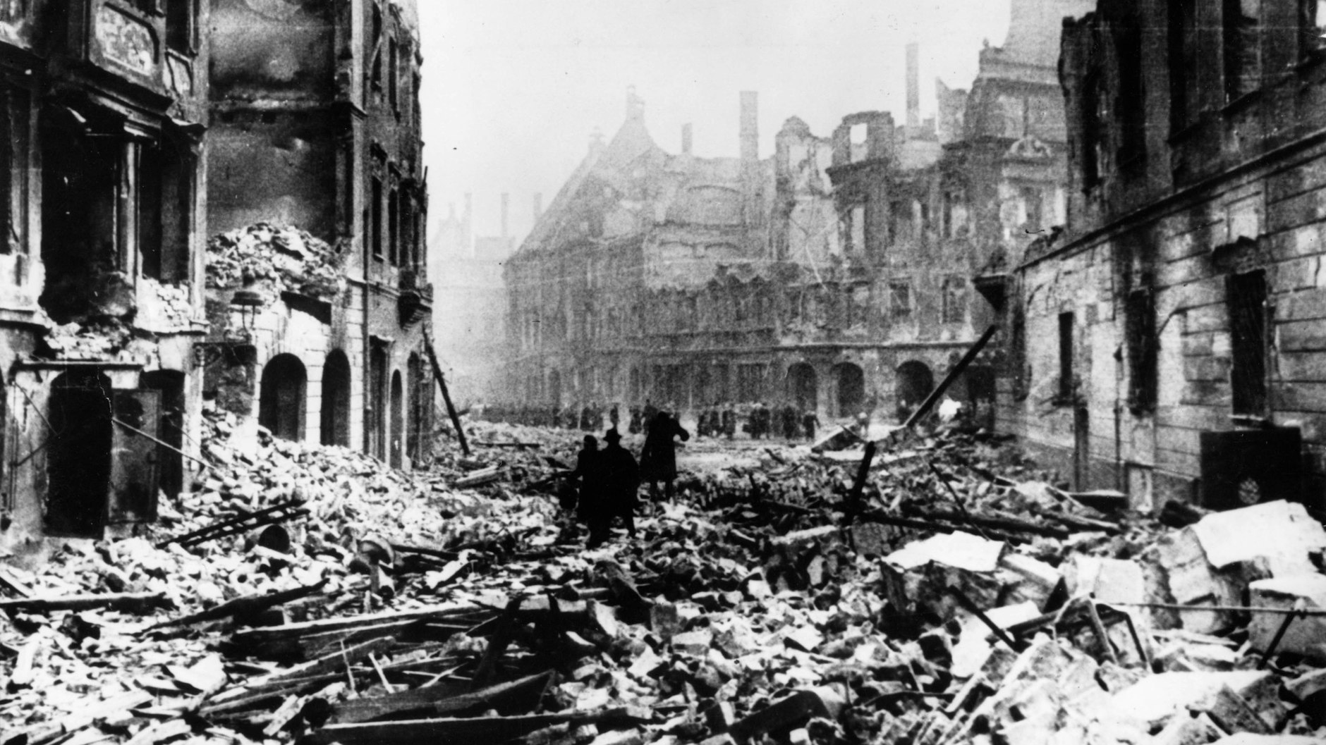 Eine Straße in Berlin im April 1945: Überlebende ziehen durch eine Ruinenlandschaft.&nbsp;