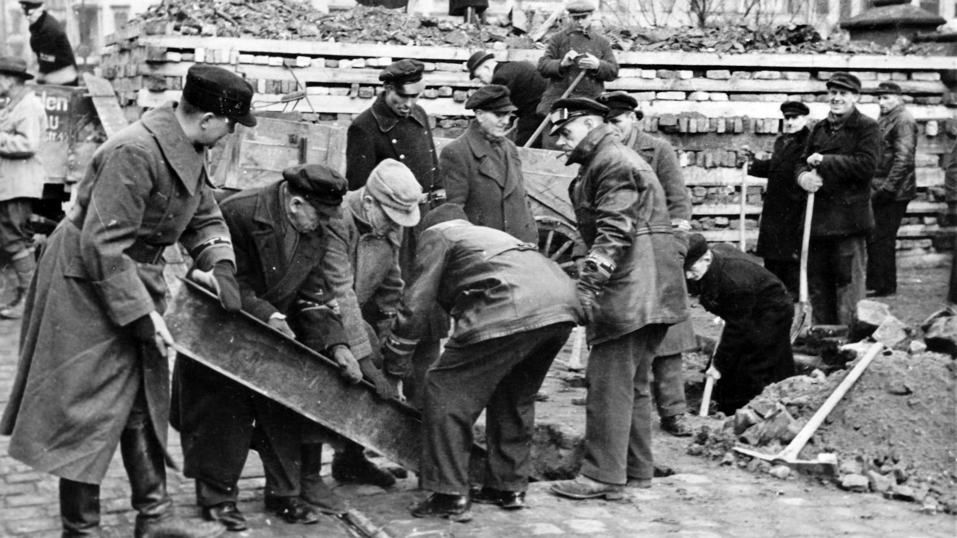 Berliner Volkssturm-Männer errichten Panzersperren.