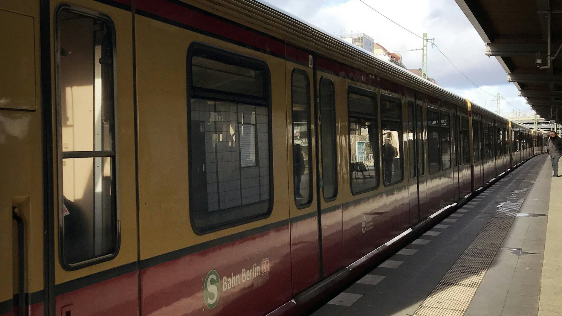 Ein Zug der Linie 25 nahe der Osdorfer Straße in Lichterfelde. Noch ist dort auch die S26 unterwegs. Doch das wird sich bald ändern.