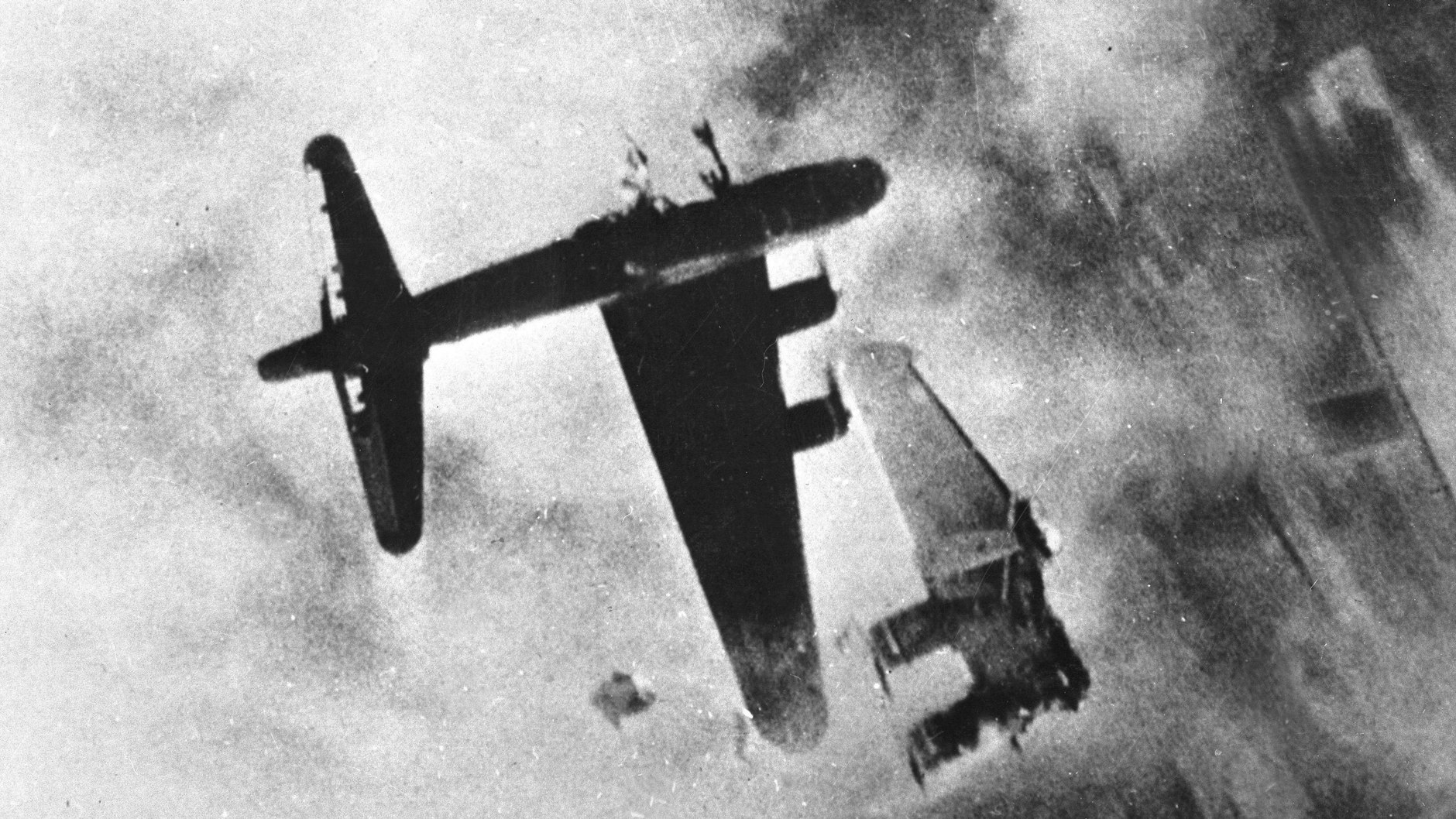 Die Luftangriffe auf die deutsche Hauptstadt und ihre Region nehmen Anfang 1945 zu. Dieser amerikanische Bomber wird am 10. April über Oranienburg abgeschossen.&nbsp;