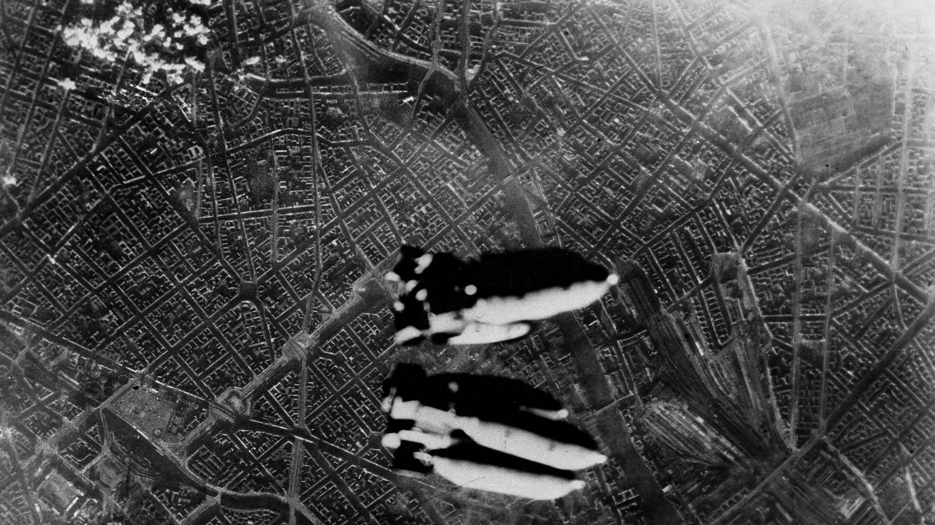 3. Februar 1945: 939 amerikanische B-17 kommen über Berlin, sie lassen bis zu 2000 Tonnen Spreng- und 250 Tonnen Brandbomben auf die Stadt regnen.