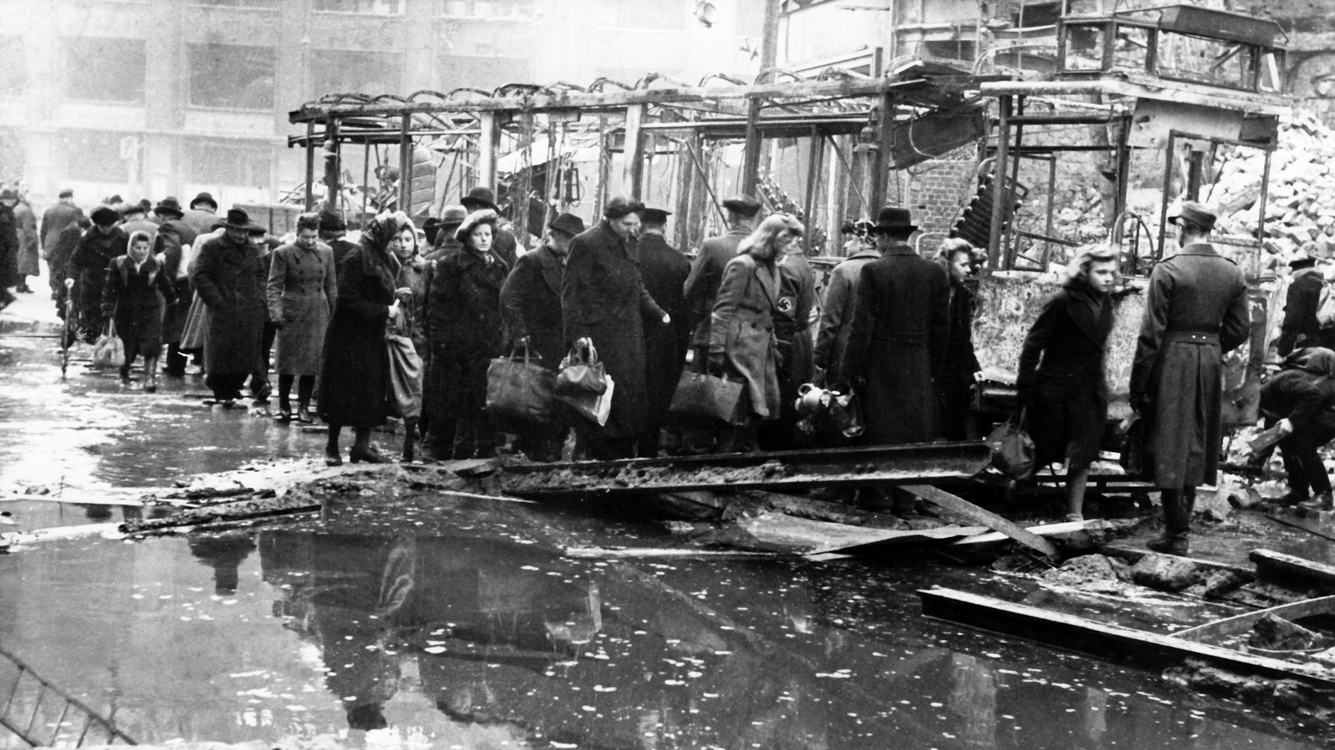 Berliner Bürger bahnen sich einen Weg durch die beim Luftangriff am 3. Februar 1945 zerstörte Oranienstraße.
