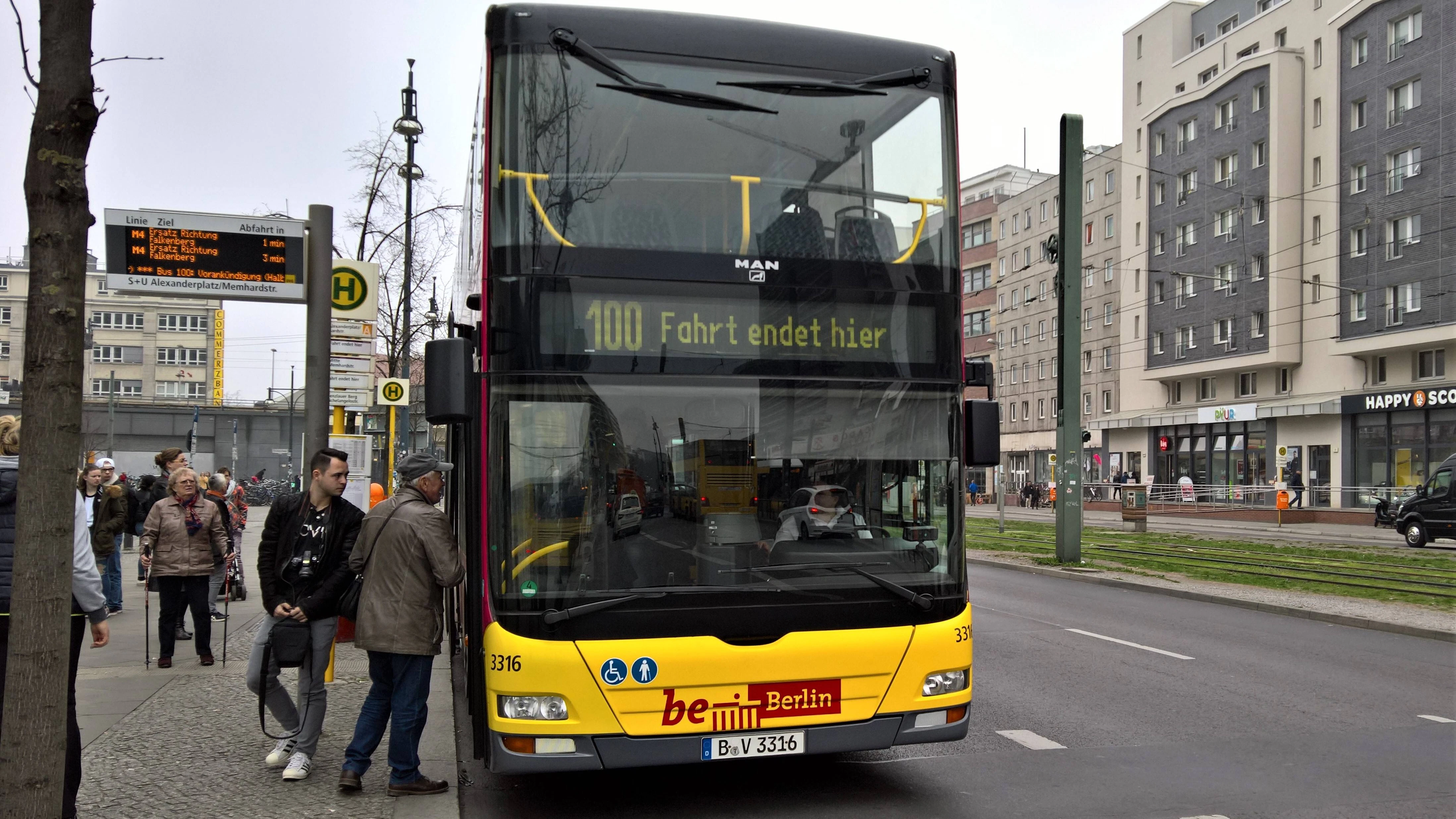 Doppeldeckerbusse sind bei den Fahrgästen beliebt, aber in die Jahre gekommen. Dieses Exemplar, geführt als Neoman DL07, wurde 2007 geliefert.