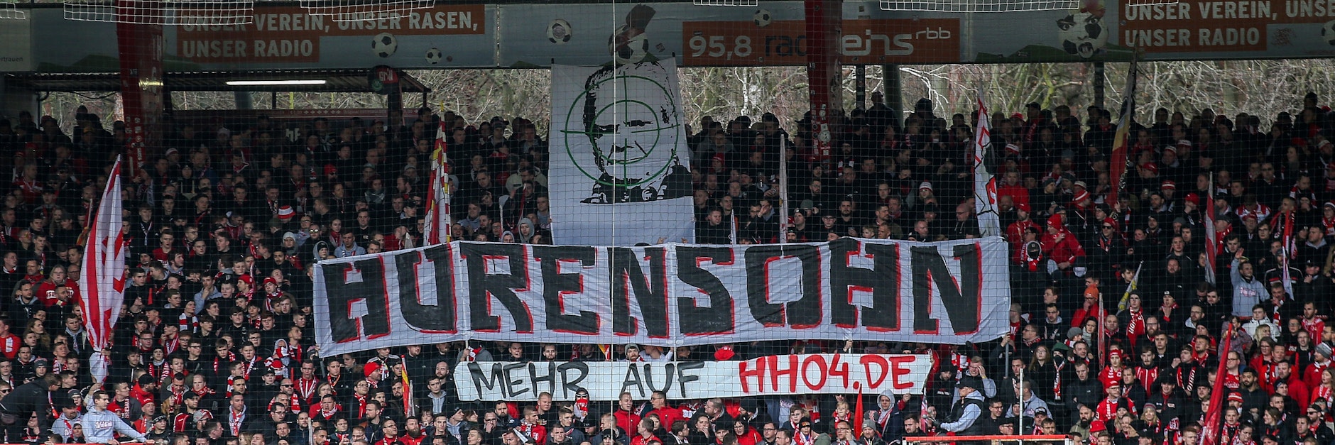 Das geht zu weit: Durch diesen Doppelhalter gegen Dietmar Hopp sind jetzt Union-Fans ins Visier der Polizei geraten.