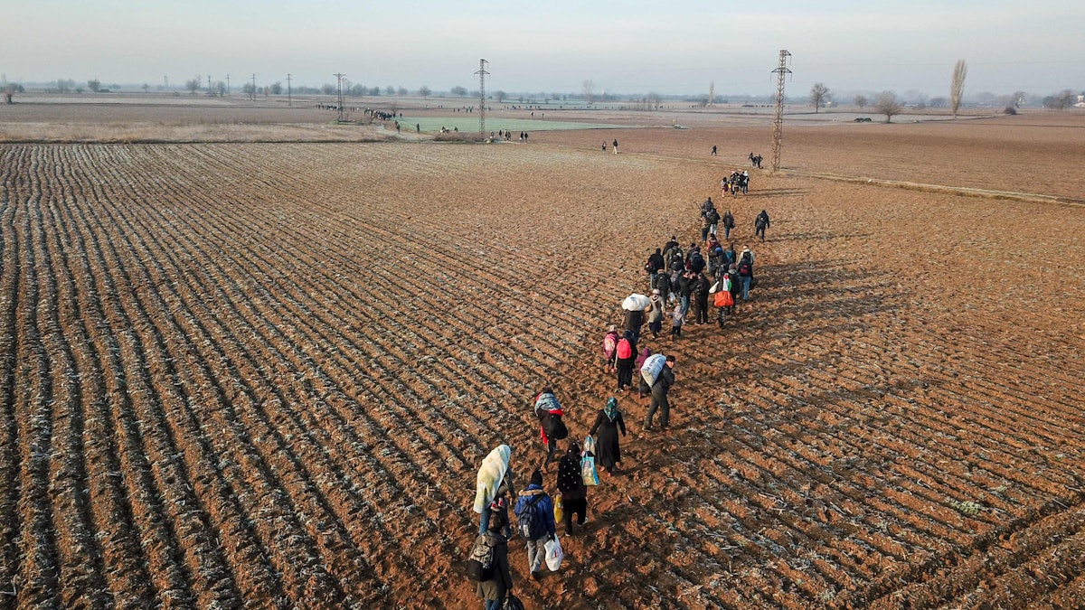 Migranten versuchen, über die Grenze zwischen der Türkei und Griechenland in die EU zu kommen.