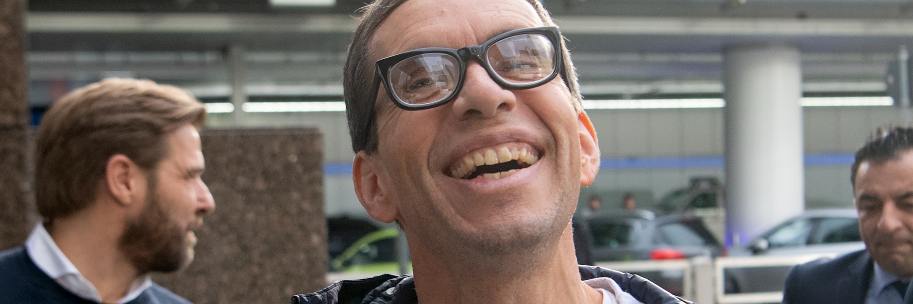 Jens Söring (53) bei seiner Ankunft in Hamburg im Dezember 2019, umgeben von Unterstützern.