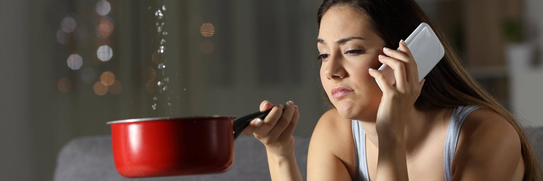 Wenn es reinregnet in der Mietwohnung, muss der Vermieter handeln.