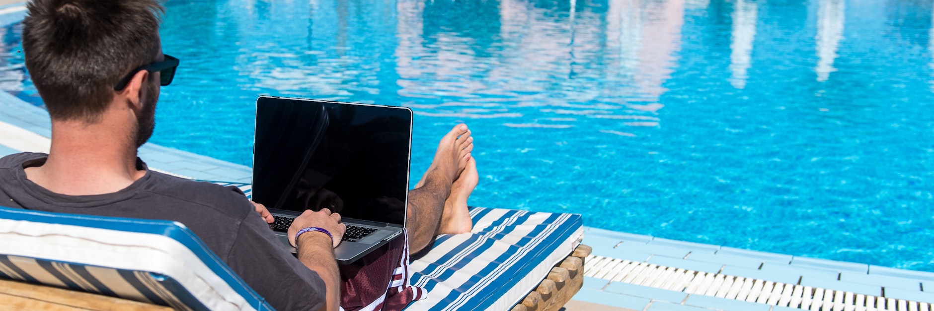 Wer im Urlaub für andere Arbeitgeber arbeiten will, muss das in jedem Fall vorher bei seinem Arbeitgeber melden.