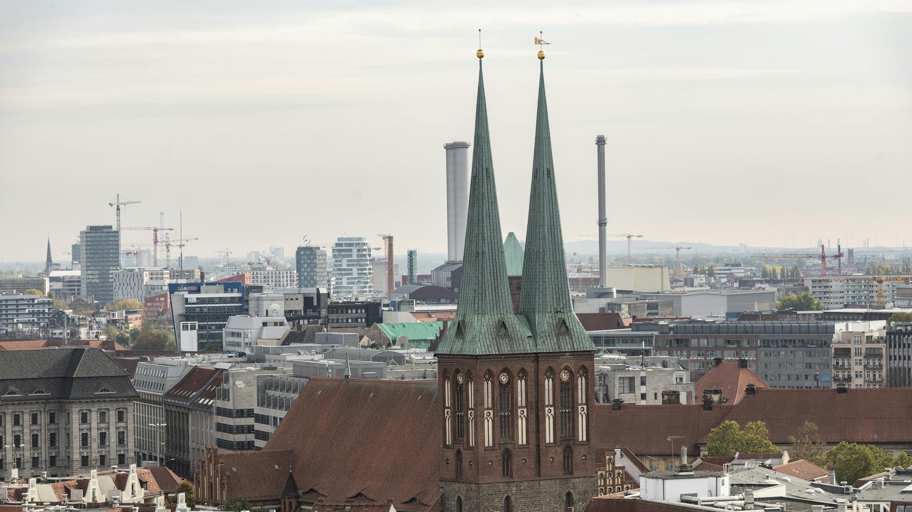 1987 waren die Kriegsreparaturen vollendet. Eine Kugel ist neu befüllt.