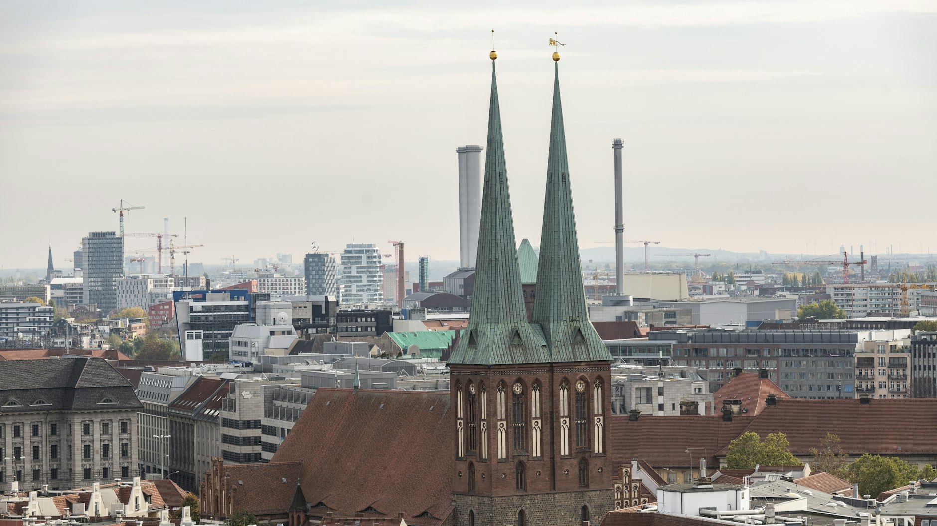 1987 waren die Kriegsreparaturen vollendet. Eine Kugel ist neu befüllt.