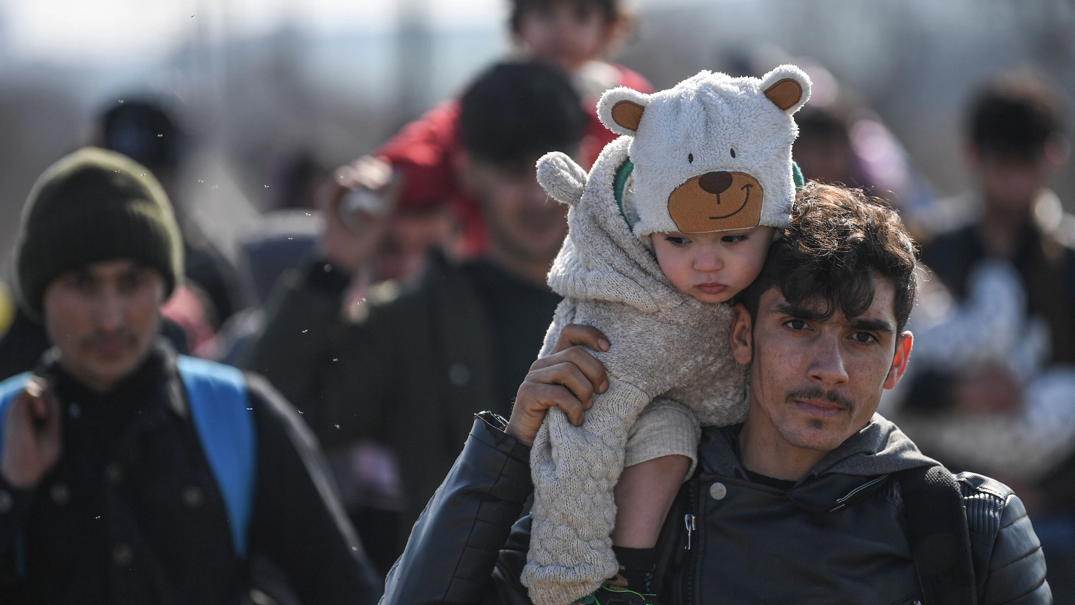 In einem Brief an Bundesinnenminister Horst Seehofer (CSU) fordert die Grünen-Fraktion im Abgeordnetenhaus, dem Bundesland Berlin die Erlaubnis zu erteilen, Kinder, Jugendliche und besonders schutzbedürftige Migranten von den griechischen Inseln aufzunehmen.
