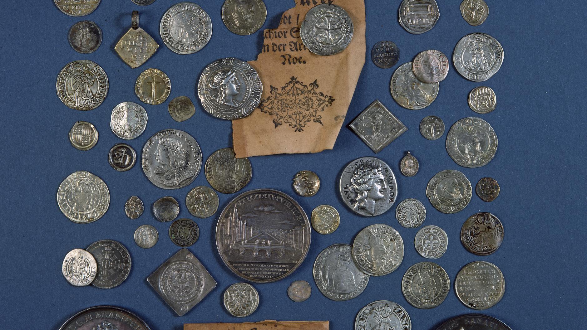 Der Schatz aus der Kugel enthält u.a. eine arabische Münze aus dem 8. Jahrhundert, eine Drachmen von Thassos und einen Golddukaten von Friedrich II.