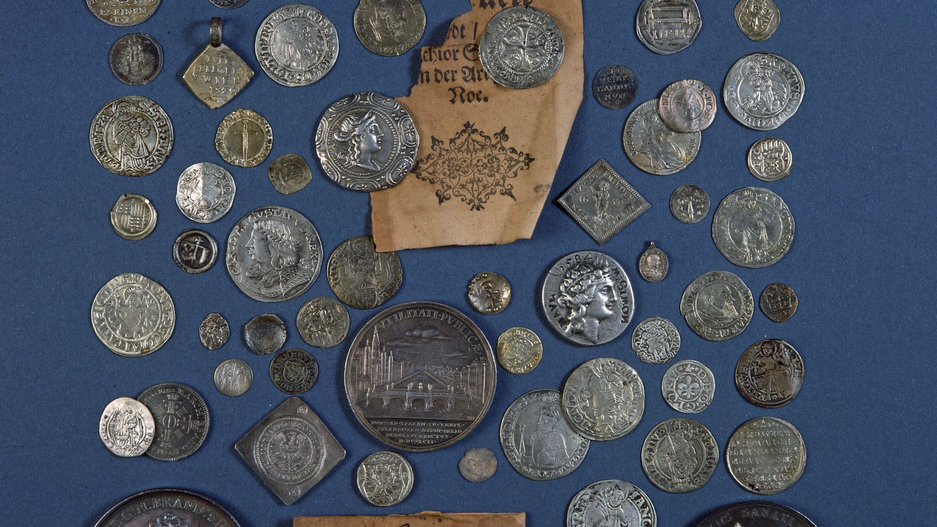 Der Schatz aus der Kugel enthält u.a. eine arabische Münze aus dem 8. Jahrhundert,  eine Drachmen von Thassos und einen Golddukaten von Friedrich II.