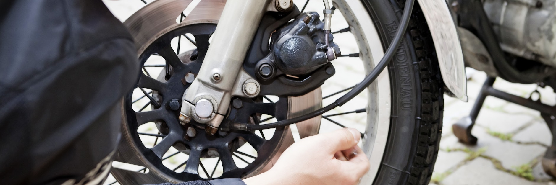 Wie schauen die Bremsen aus? Deren Überprüfung ist ein wichtiger Teil des Technikchecks vor dem Saisonstart. 