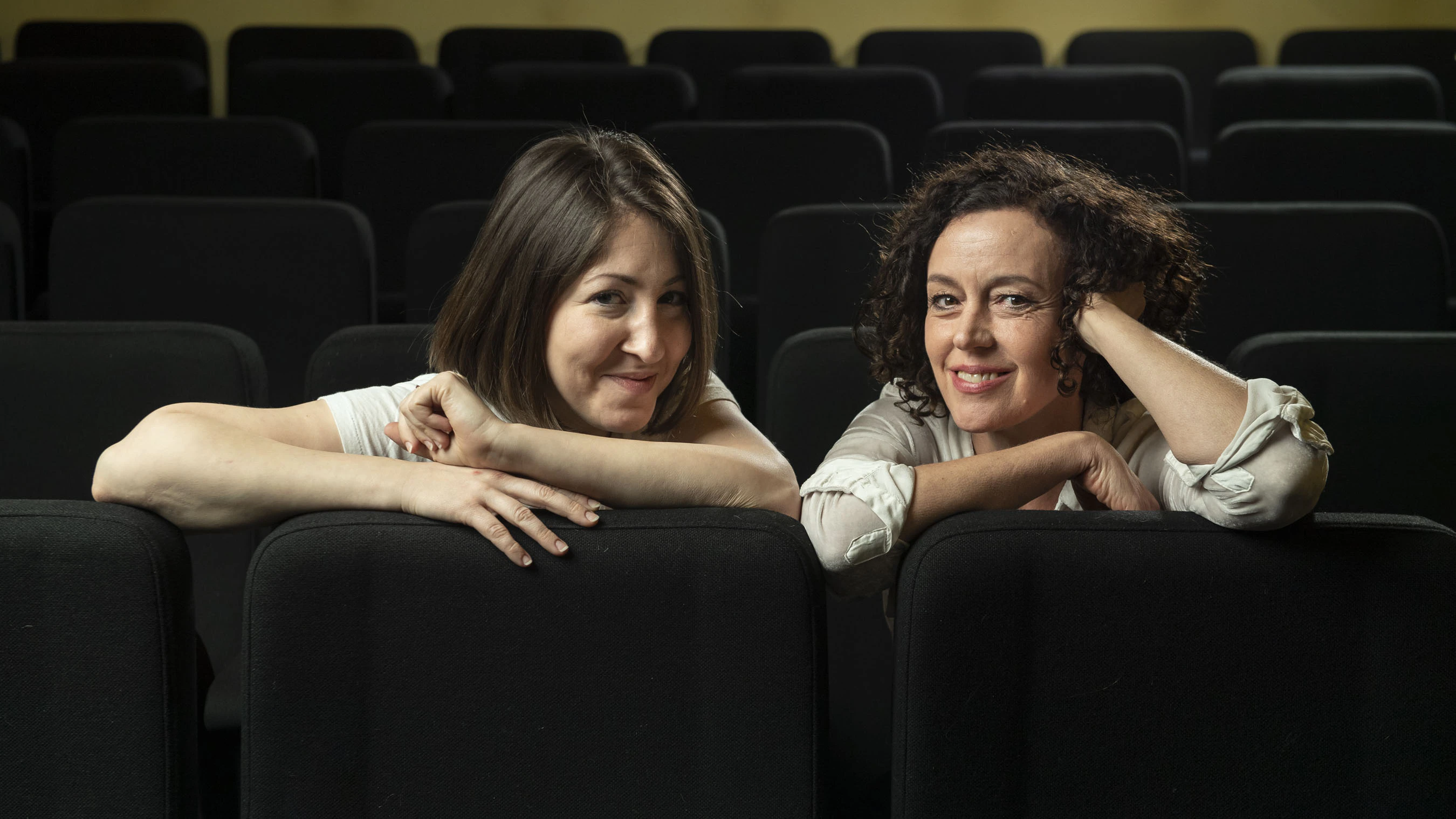 „Hi, sieh mal an, wer hier ist!“ Deborah Feldman und Maria Schrader beim Interview im Berliner Kino Babylon. 