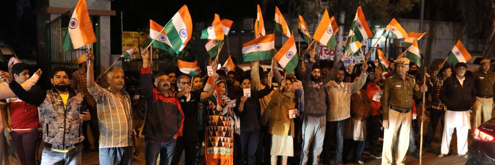 Nach der Hinrichtung der vier Vergewaltiger jubeln Menschen vor dem Gefängnis in Neu Delhi und schwenken die indische Flagge.