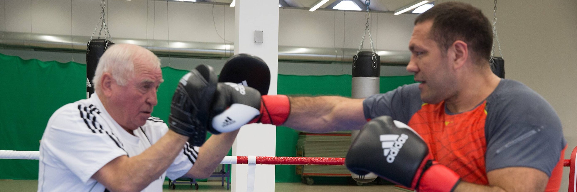 Trainer Ulli Wegner erholt sich von seiner OP, bereitet Kubrat Pulew (r.) in der Reha-Klinik auf den WM-Kampf vor. 